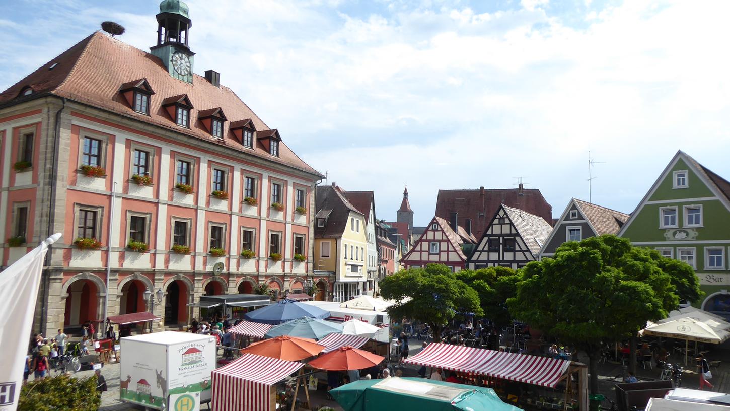 Sorgen immer wieder für ein buntes Bild und spezielle kulinarische Genüsse im Altstadtzentrum: Neustadts ThemenMarktPlätze. Sorgen immer wieder für ein buntes Bild und spezielle kulinarische Genüsse im Altstadtzentrum: Neustadts ThemenMarktPlätze.