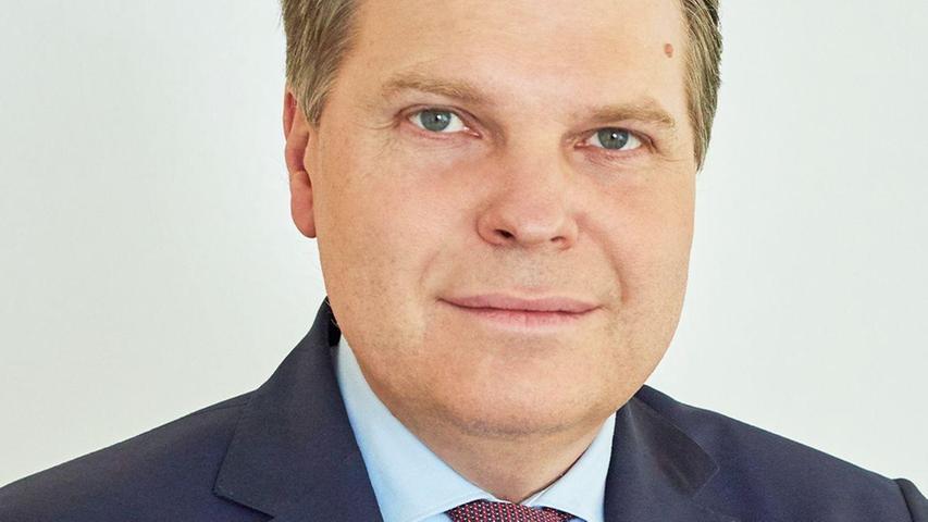 Rechtsanwalt und Insolvenzverwalter Dr. Stefan Debus ist spezialisiert auf Betriebsfortführungen und Sanierungen. Über große Erfahrung verfügt er in den Branchen Automotive, Finanzdienstleistungen, Einzelhandel, Soziales und Gesundheitswesen, Maschinenbau, Gastronomie und in der Baubranche. Er ist überzeugt: Je früher ein Antrag gestellt wird, umso höher die Sanierungschancen. Rechtsanwalt und Insolvenzverwalter Dr. Stefan Debus ist spezialisiert auf Betriebsfortführungen und Sanierungen. Über große Erfahrung verfügt er in den Branchen Automotive, Finanzdienstleistungen, Einzelhandel, Soziales und Gesundheitswesen, Maschinenbau, Gastronomie und in der Baubranche. Er ist überzeugt: Je früher ein Antrag gestellt wird, umso höher die Sanierungschancen.