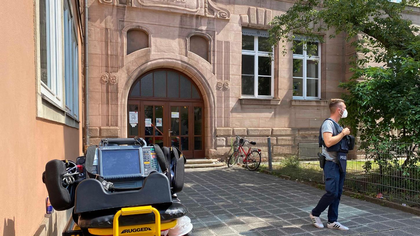 Am Freitag, 23. Juli, lösten zwei Jugendliche einen Großeinsatz der Polizei in der Dr.-Theo-Schöller-Schule im Stadtteil Nürnberg-Schniegling aus. In den vergangenen Tagen vor den Sommerferien begann die Ausarbeitung des Vorfalls.