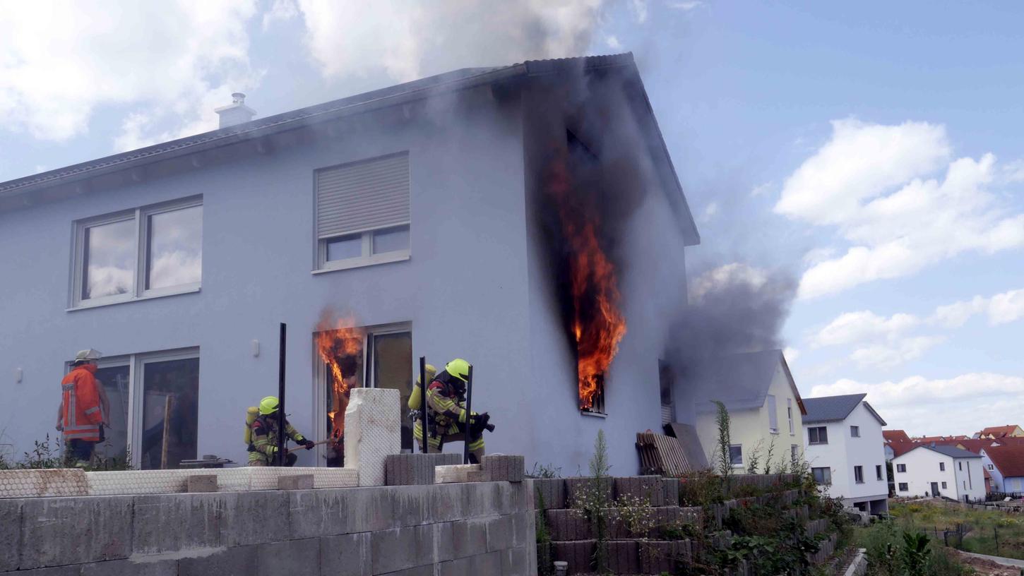 Aus dem Neubau schlugen die Flammen. Die Feuerwehr war mit rund 25 Kräften vor Ort im Einsatz. Aus dem Neubau schlugen die Flammen. Die Feuerwehr war mit rund 25 Kräften vor Ort im Einsatz.