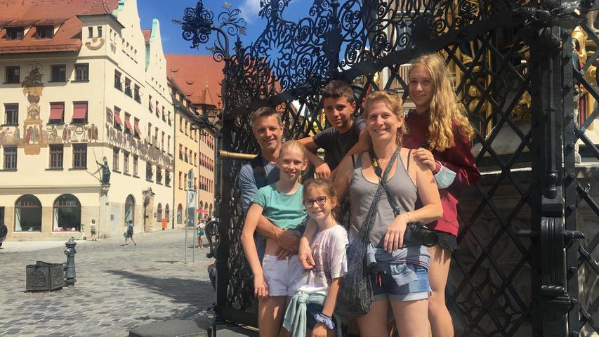 Familie Ullbrich ist mit dem Wohnmobil auf Europatour und aus Barcelona nach Nürnberg gereist. Eltern und Kinder freuen sich, dass die Stadt noch nicht wieder so voll ist wie sonst.
