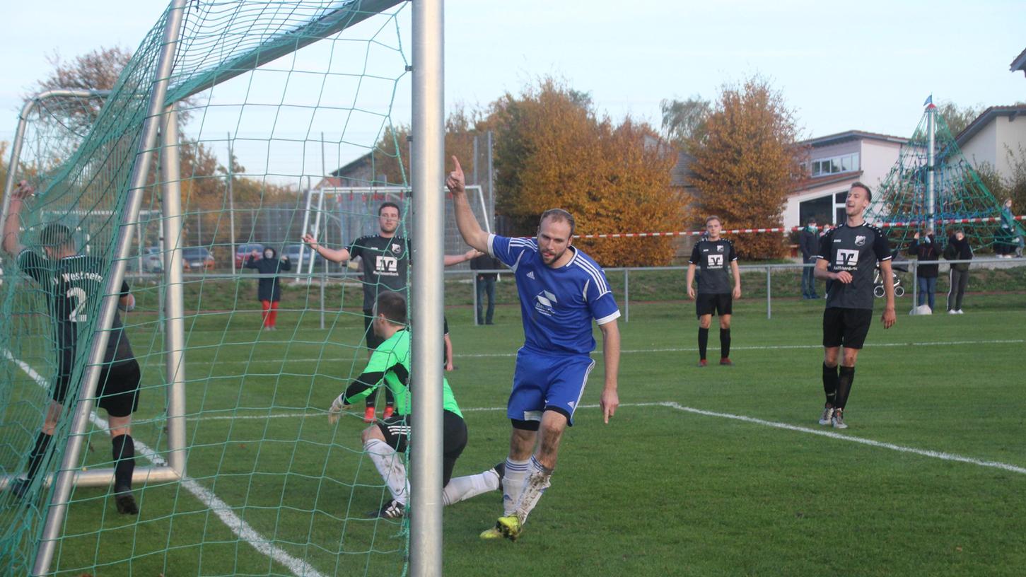 Reif für den Titel? Zumindest mit dem Toreschießen hat es bei der DJK Gnotzheim (blaue Trikots) in der vergangenen Saison im Spiel gegen den SV Westheim geklappt. Reif für den Titel? Zumindest mit dem Toreschießen hat es bei der DJK Gnotzheim (blaue Trikots) in der vergangenen Saison im Spiel gegen den SV Westheim geklappt.