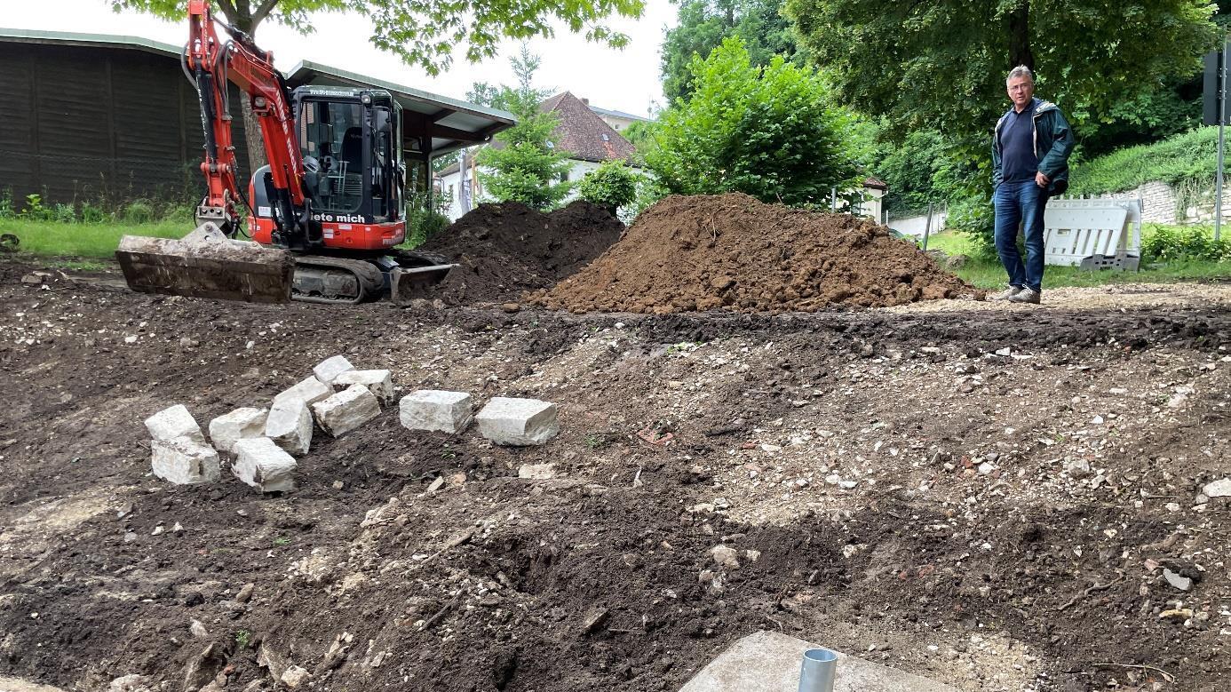 Die Arbeiten am katholischen Kindergarten in Pappenheim werden um einiges teurer. Der Grund: Beim Aufbaggern des Bodens stieß man auf eine Art Bauschuttdeponie.