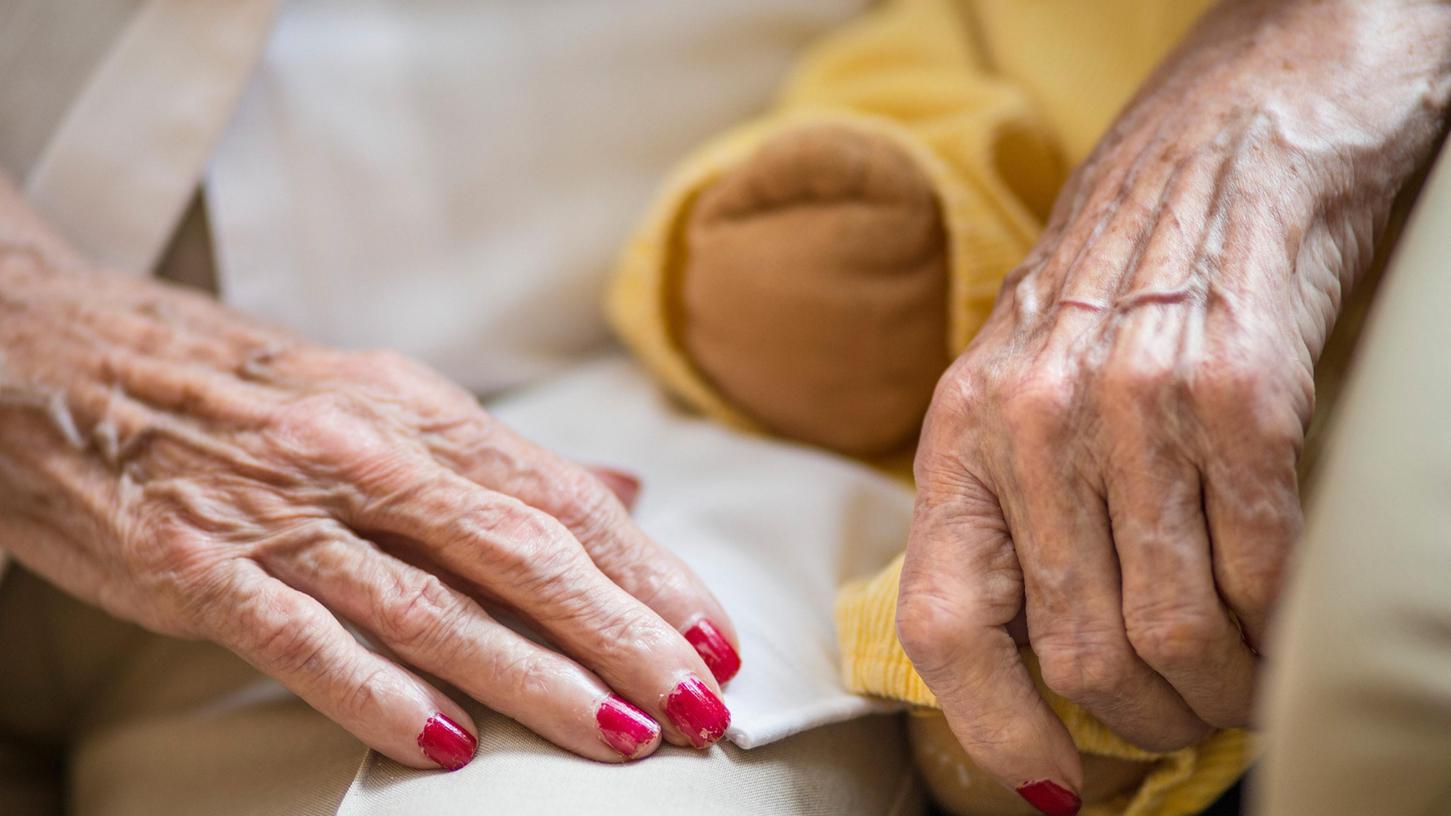 Zeit für Nähe zu Sterbenden - wer hat die schon? Der Hospizverein Schwabach nimmt sie sich und hat für das Projekt "Zeitintensive Betreuung im Pflegeheim" den Sozialpreis der Bayerischen Landesstiftung bekommen.
Zeit für Nähe zu Sterbenden - wer hat die schon? Der Hospizverein Schwabach nimmt sie sich und hat für das Projekt "Zeitintensive Betreuung im Pflegeheim" den Sozialpreis der Bayerischen Landesstiftung bekommen.