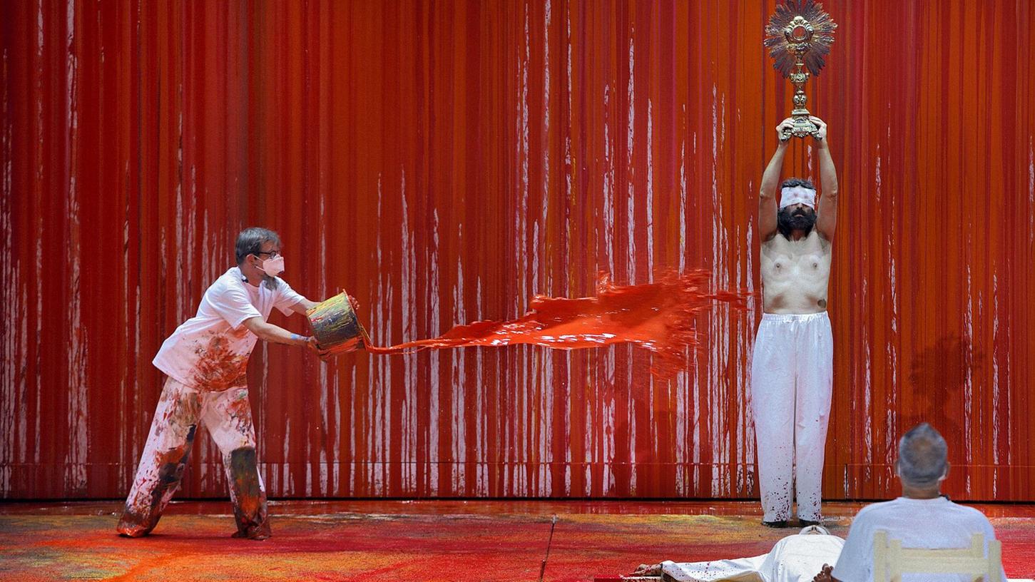 Jesusfigur und Monstranz: Die für Hermann Nitsch typische Symbolik kommt auch in der Bayreuther Jesusfigur und Monstranz: Die für Hermann Nitsch typische Symbolik kommt auch in der Bayreuther