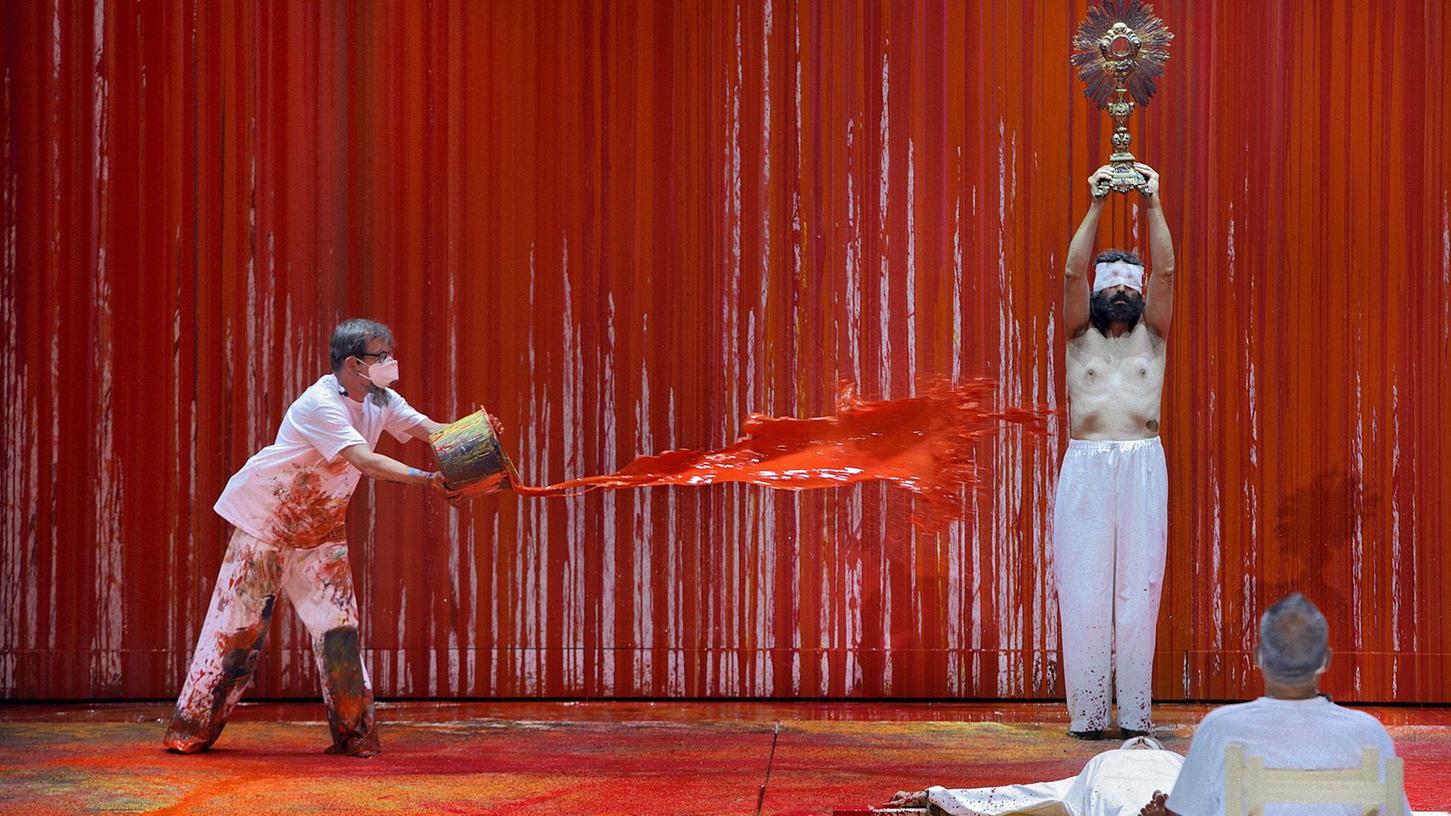 Jesusfigur und Monstranz: Die für Hermann Nitsch typische Symbolik kommt auch in der Bayreuther "Walküre" vor.