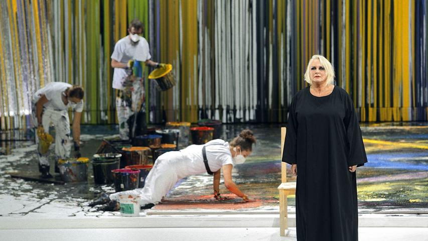 Brünnhilde (Irene Theorin) vor den auf der Bühne werkelnden Assistenten von Hermann Nitsch.
Brünnhilde (Irene Theorin) vor den auf der Bühne werkelnden Assistenten von Hermann Nitsch.