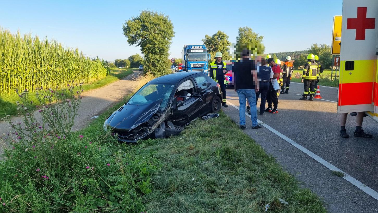 Zwischen Ansbach und Lehrberg kam es zu einer Kollision zwischen einem Auto und einem weiteren Pkw mit Anhänger.