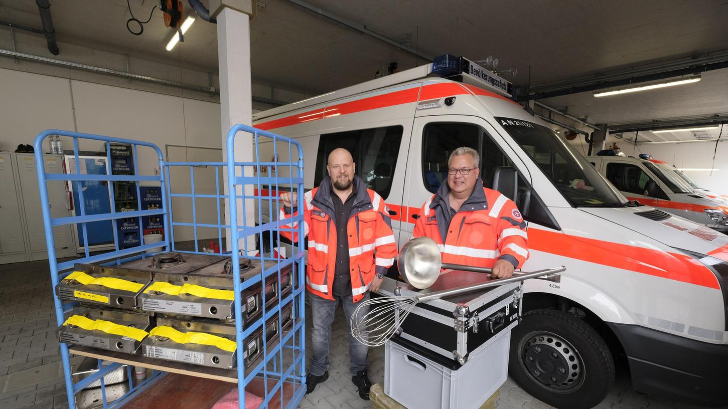 Die Johanniter-Unfall-Hilfe in Nürnberg ist im Katastrophenfall für die Koordination des Hilfeleistungskontingents Mittelfranken verantwortlich. Kontingentführer Michael Seitz, (links) und Thomas Grüneis vom Ortsverband Schwabach mit gasbetriebenen Herdplatten und Küchenutensilien, die bei den Hilfseinsätzen im Ahrtal verwendet worden waren. Die Johanniter-Unfall-Hilfe in Nürnberg ist im Katastrophenfall für die Koordination des Hilfeleistungskontingents Mittelfranken verantwortlich. Kontingentführer Michael Seitz, (links) und Thomas Grüneis vom Ortsverband Schwabach mit gasbetriebenen Herdplatten und Küchenutensilien, die bei den Hilfseinsätzen im Ahrtal verwendet worden waren.