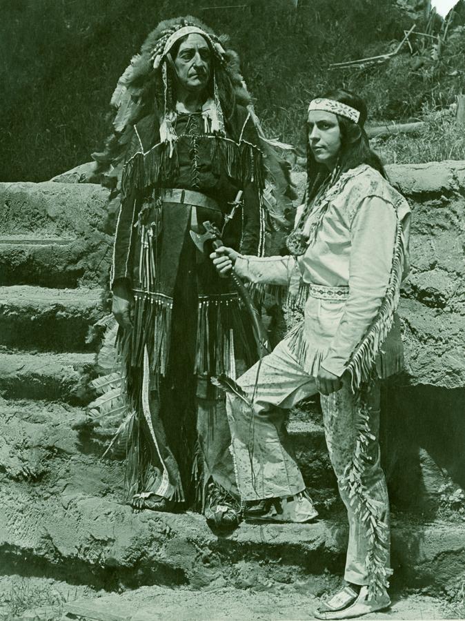 Winnetou und Old Shatterhand in der Aufführung der Freilichtbühne des Nürnberger Tiergartens 1954.