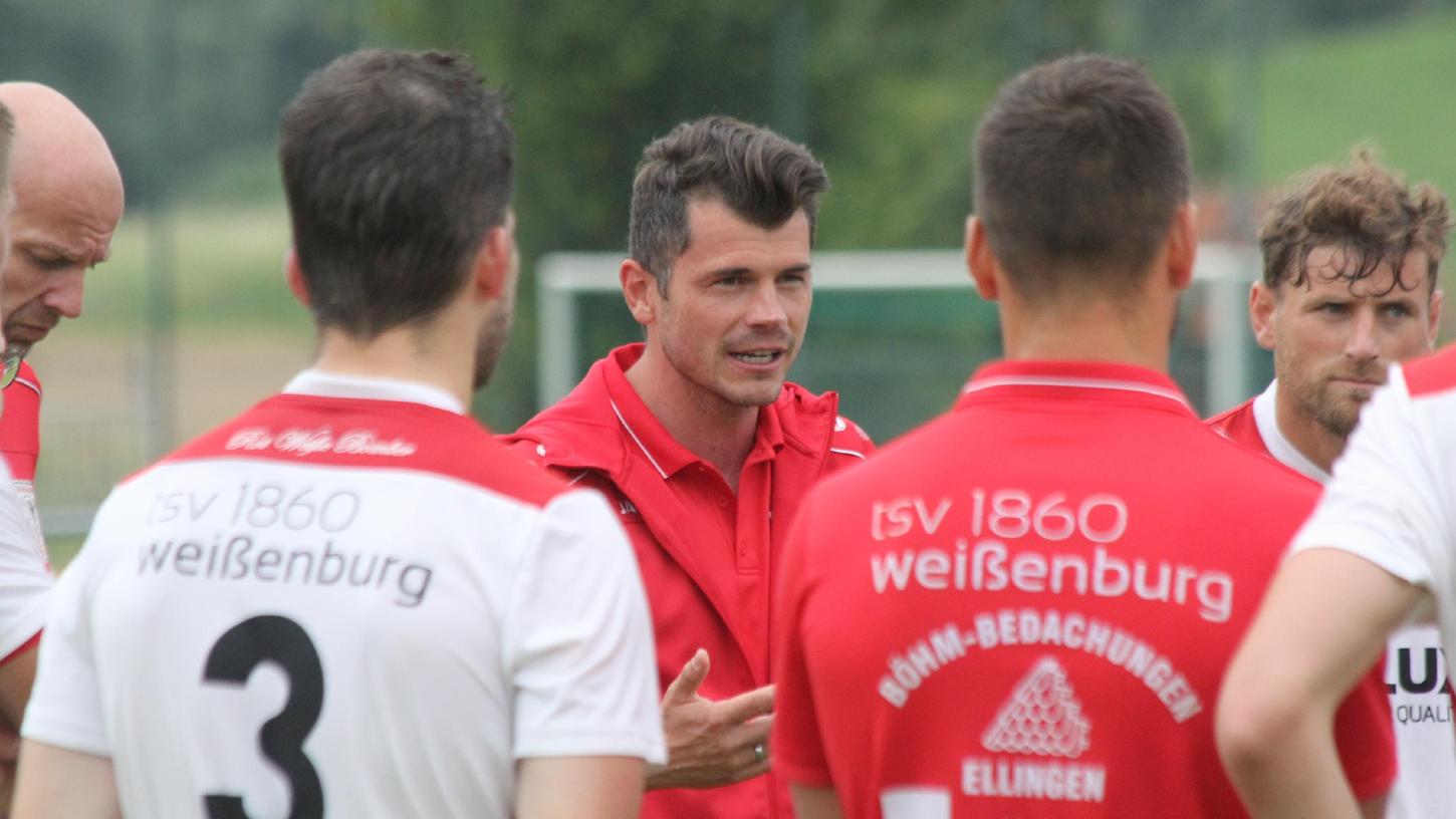 Ein engagierter Trainer, der in der Region eine hohe Wertschätzung genießt: Markus Vierke (Mitte) ist seit 2017 wieder bei seinem Heimatverein, dem TSV 1860 Weißenburg, aktiv und hat die Mannschaft in der vergangenen Saison als Bezirksliga-Meister zurück in die Landesliga geführt – und das nach fast 30 Jahren.
Ein engagierter Trainer, der in der Region eine hohe Wertschätzung genießt: Markus Vierke (Mitte) ist seit 2017 wieder bei seinem Heimatverein, dem TSV 1860 Weißenburg, aktiv und hat die Mannschaft in der vergangenen Saison als Bezirksliga-Meister zurück in die Landesliga geführt – und das nach fast 30 Jahren.