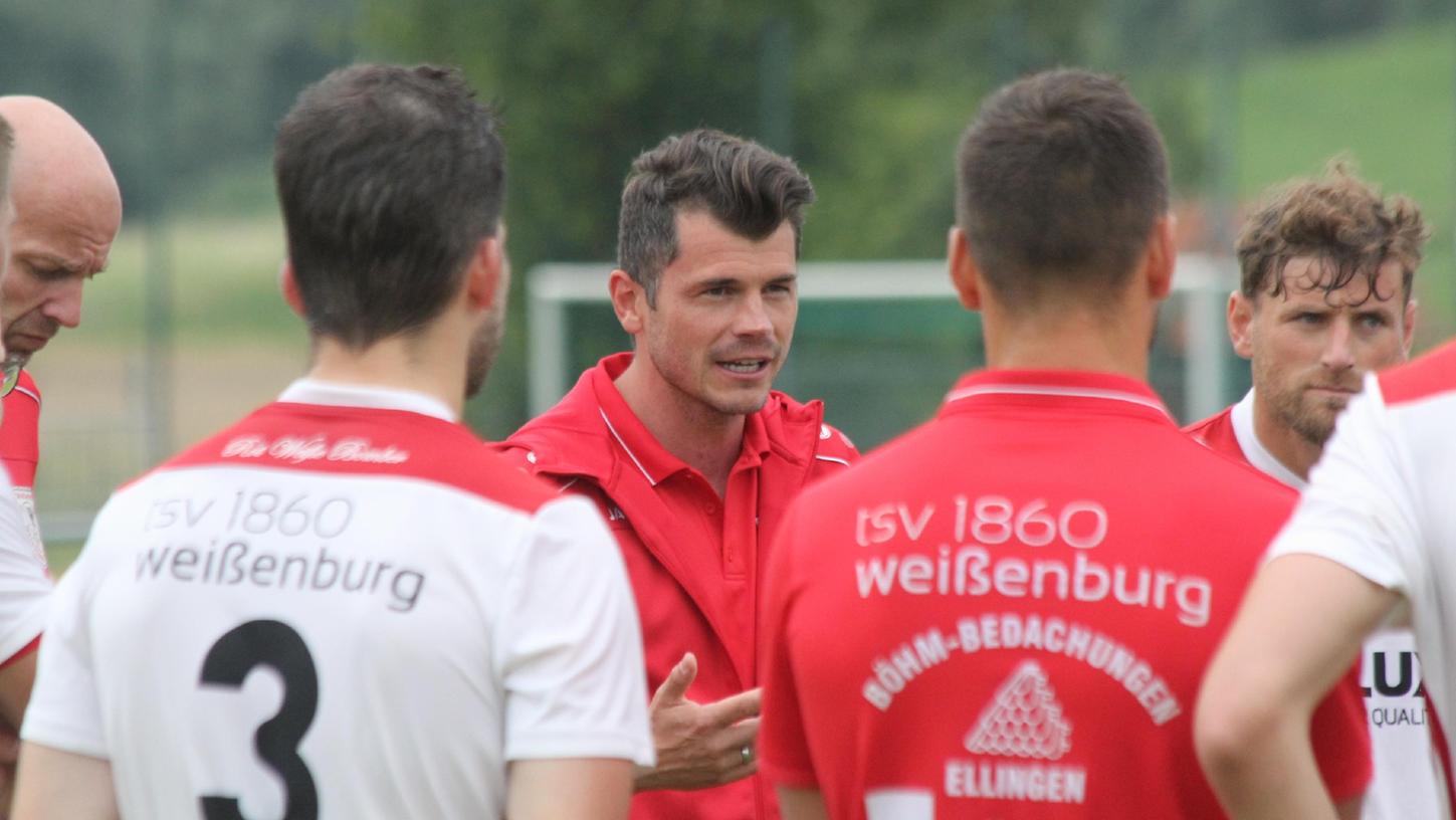 Ein engagierter Trainer, der in der Region eine hohe Wertschätzung genießt: Markus Vierke (Mitte) ist seit 2017 wieder bei seinem Heimatverein, dem TSV 1860 Weißenburg, aktiv und hat die Mannschaft in der vergangenen Saison als Bezirksliga-Meister zurück in die Landesliga geführt – und das nach fast 30 Jahren.  