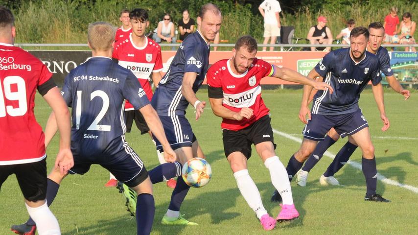 Ein Bild vom Auftaktspiel: Weißenburgs Kapitän Jonas Ochsenkiel (Mitte) und Co bekamen gleich mal zu spüren, welcher Wind in der Landesliga weht und verloren mit 1:3 gegen den SC 04 Schwabach.