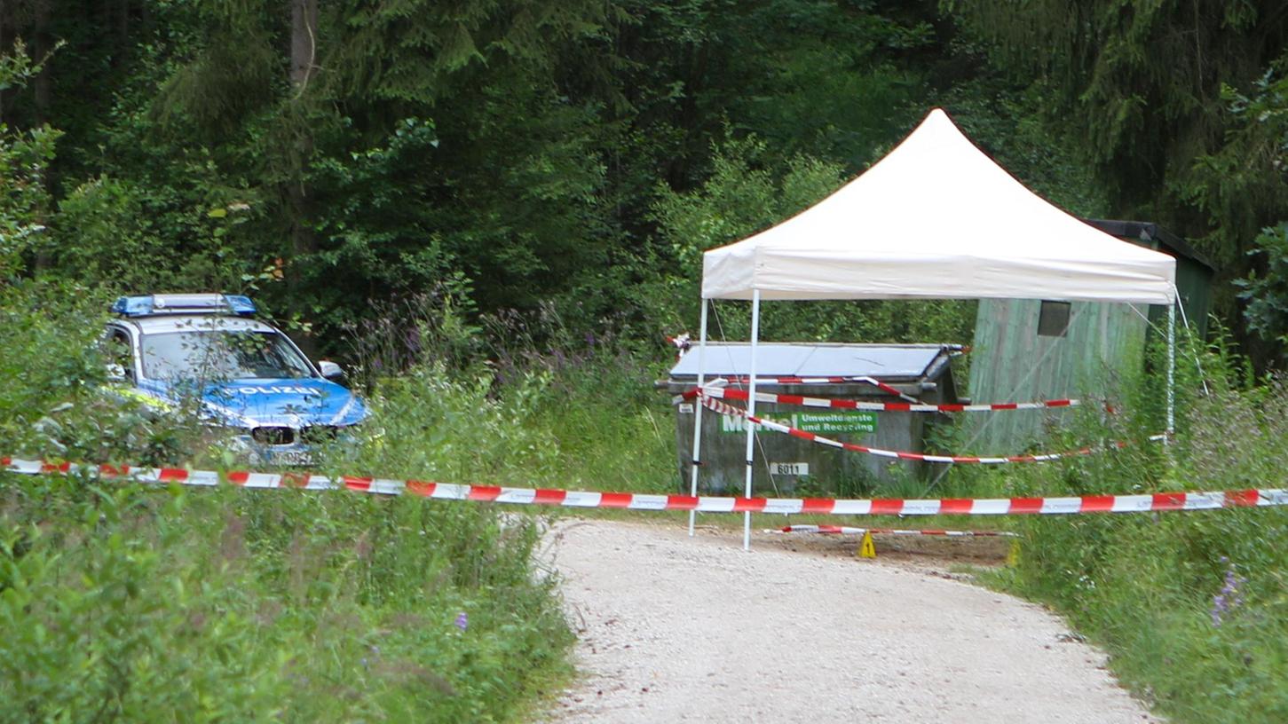 Nach den Ermittlungen der Polizei wurde das Opfer an dieser Stelle im Wald bei Lauf nur abgelegt, die Tötung fand an anderer Stelle statt. Im Auto der Tatverdächtigen wurden entsprechende Spuren gesichert.