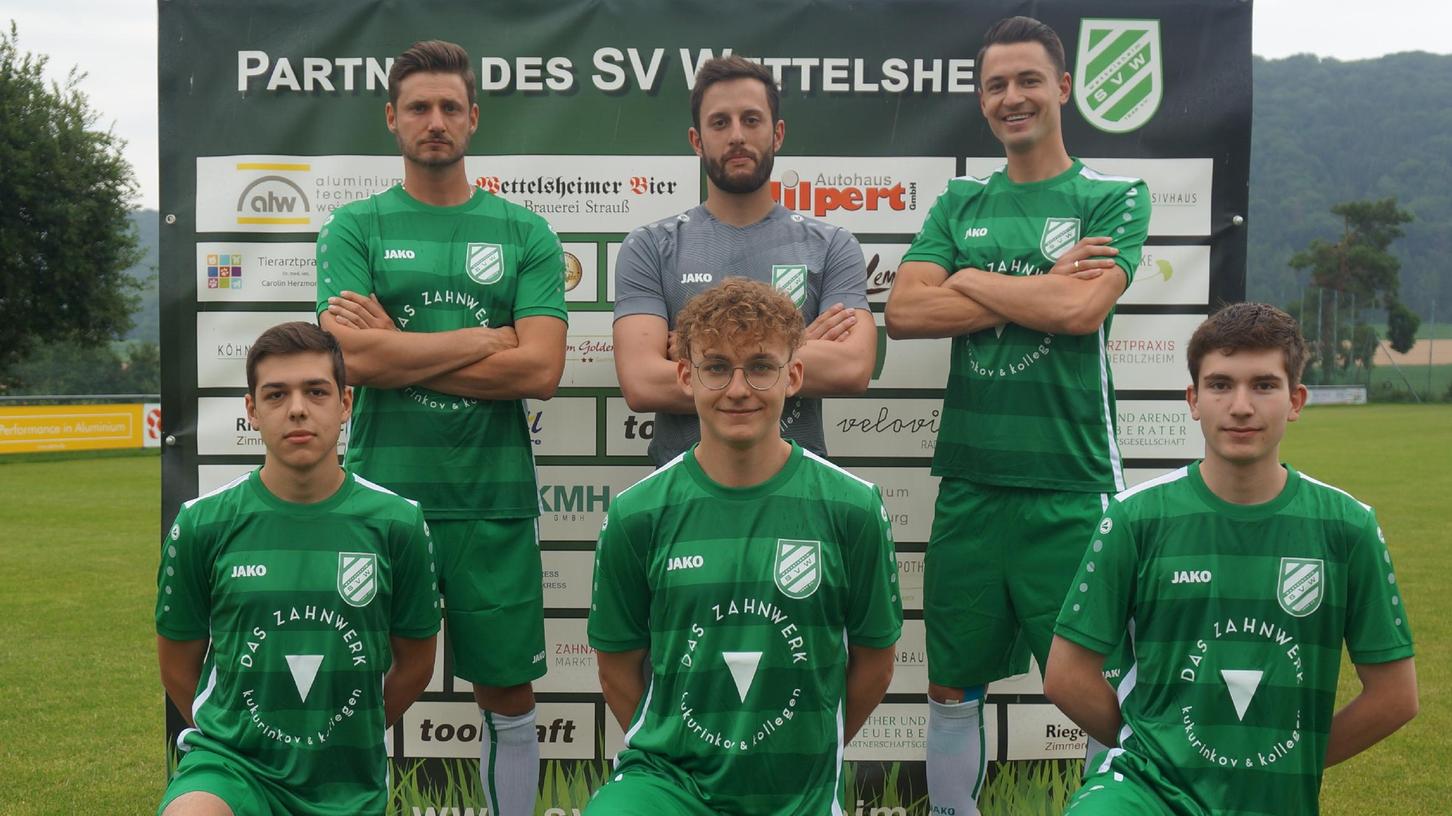 Die Neuzugänge des SV Wettelsheim im Sommer 2021: Matthias Huzel, Markus Kluy, Fabian Eberle (stehend von links); David Wotsch, Nico Renner und Sebastian Zäh (kniend von links). Nicht im Bild ist Cihan Özkan.  