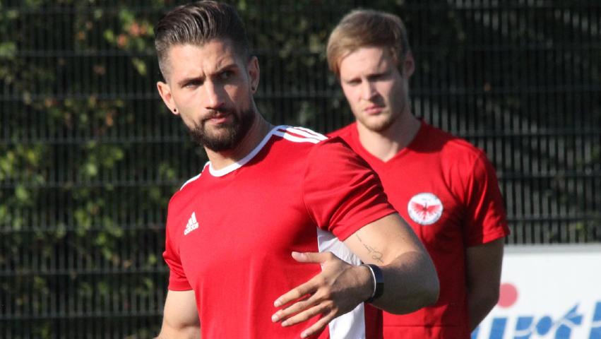 Trainerduo: Christian Schlund (rechts) hielt sich bislang mehr im Hintergrund, coacht die DJK Stopfenheim ab sofort aber gemeinsam mit Tobias Weickmann (links).
Trainerduo: Christian Schlund (rechts) hielt sich bislang mehr im Hintergrund, coacht die DJK Stopfenheim ab sofort aber gemeinsam mit Tobias Weickmann (links).