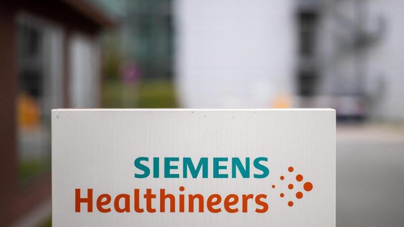 Der Medizintechnikkonzern Siemens Healthineers hat nach einem starken Wachstum im abgelaufenen Quartal seine Jahresprognose erhöht.
Der Medizintechnikkonzern Siemens Healthineers hat nach einem starken Wachstum im abgelaufenen Quartal seine Jahresprognose erhöht.