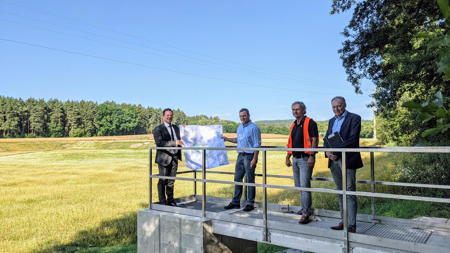 OB Thomas Thumann und Ingenieur Ralf Dotzer halten den Plan für die Regenrückhaltung. Ewald Dotzer ist der Bauleiter der Firma Bögl. Werner Schütt vom Umweltamt ist zuständig für den Hochwasserschutz in der Stadt Neumarkt. OB Thomas Thumann und Ingenieur Ralf Dotzer halten den Plan für die Regenrückhaltung. Ewald Dotzer ist der Bauleiter der Firma Bögl. Werner Schütt vom Umweltamt ist zuständig für den Hochwasserschutz in der Stadt Neumarkt.