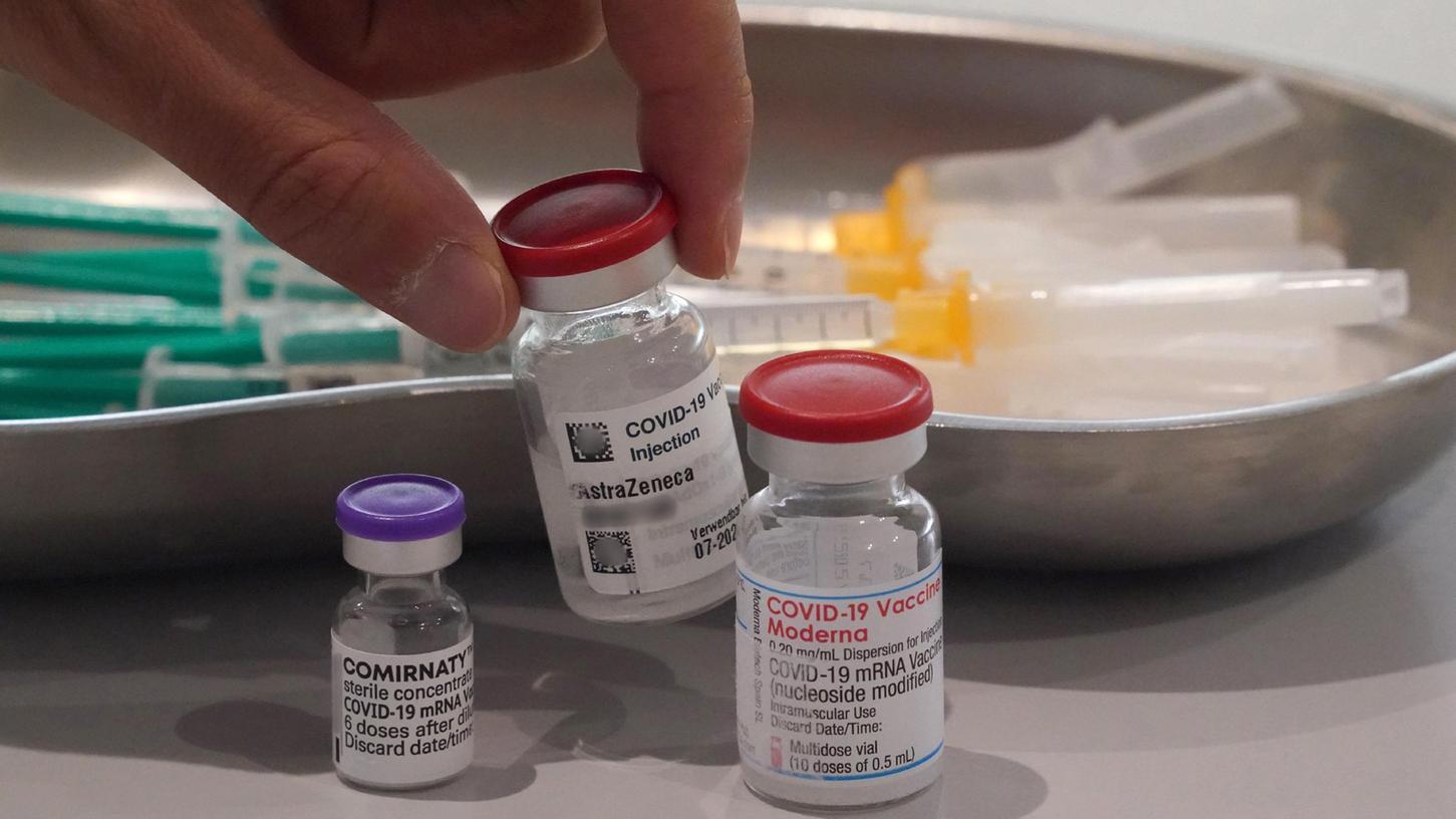 Bei einer Kreuzimpfung wird Personen, die ihre erste Dosis mit dem Astrazeneca-Impfstoff bekommen haben, bei der zweiten Impfung ein mRNA-Vakzin verabreicht.
Bei einer Kreuzimpfung wird Personen, die ihre erste Dosis mit dem Astrazeneca-Impfstoff bekommen haben, bei der zweiten Impfung ein mRNA-Vakzin verabreicht.
