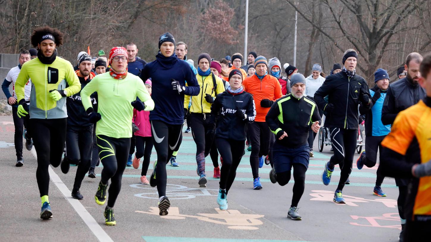 Die Kleidung verrät es. Als der letzte "Wöhrder See parkun" stattgefunden hat, hatten wir noch Winter - und zwar den des Vorjahres. Nun dürfen die "Parkrunner" endlich wieder durchstarten.