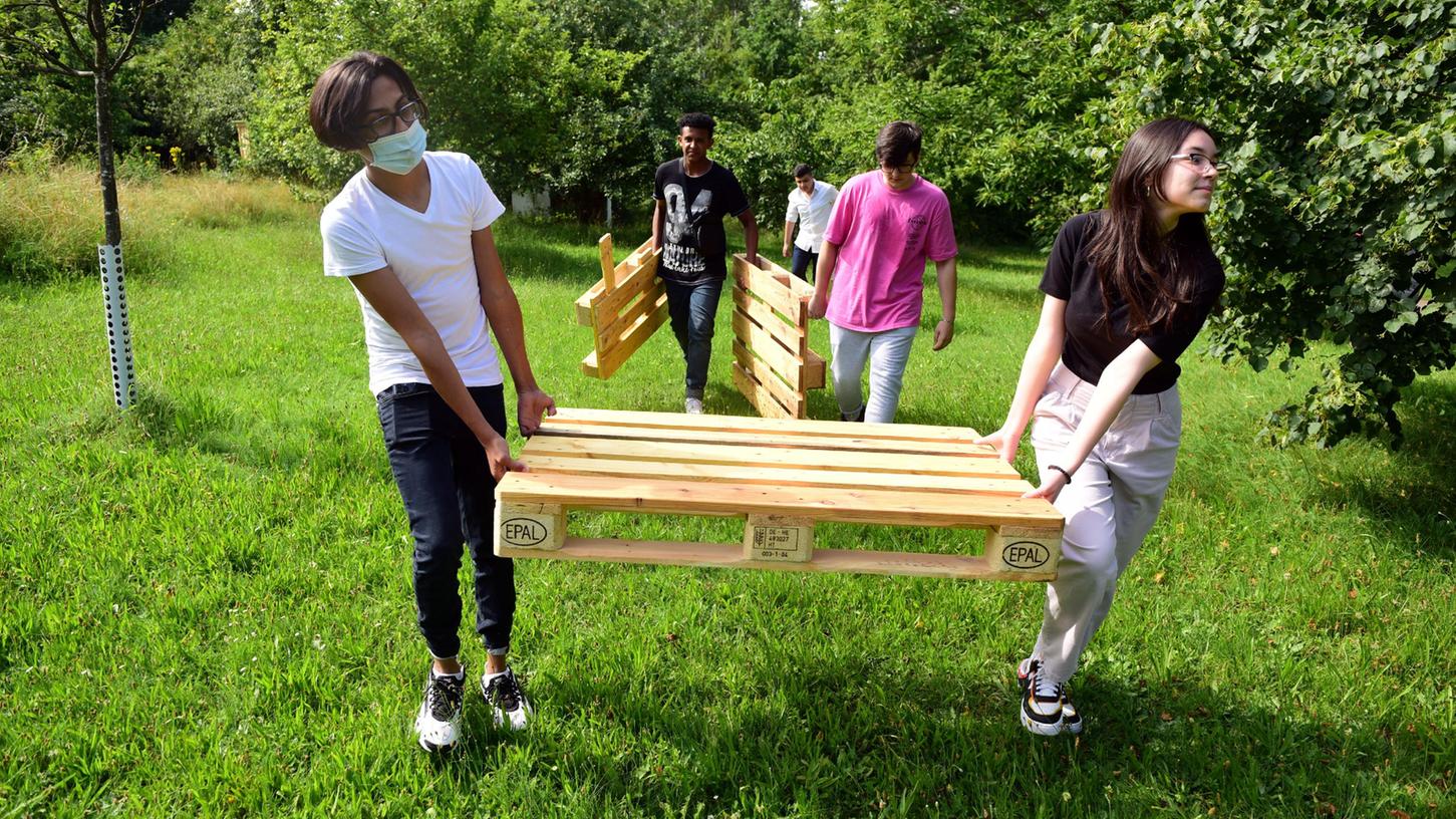 Die Deutschklasse 8/9 der Schickedanz-Schule hat sich seit März sehr intensiv um den Schulgarten gekümmert und Hochbeete sowie Sitzmöbel gebaut. Die Deutschklasse 8/9 der Schickedanz-Schule hat sich seit März sehr intensiv um den Schulgarten gekümmert und Hochbeete sowie Sitzmöbel gebaut.