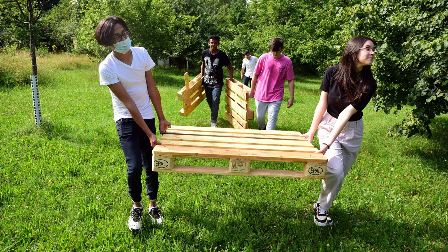 Die Deutschklasse 8/9 der Schickedanz-Schule hat sich seit März sehr intensiv um den Schulgarten gekümmert und Hochbeete sowie Sitzmöbel gebaut.