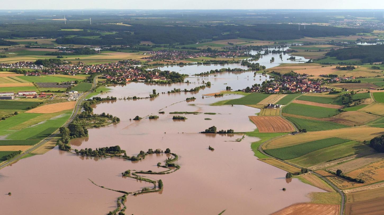 Diese eindrucksvolle Aufnahme zeigt das jüngste Jahrhunderthochwasser an der Aisch. Links ist Dachsbach zu sehen, rechts Oberhöchstädt. Links im Hintergrund kann man noch Gerhardshofen erkennen.