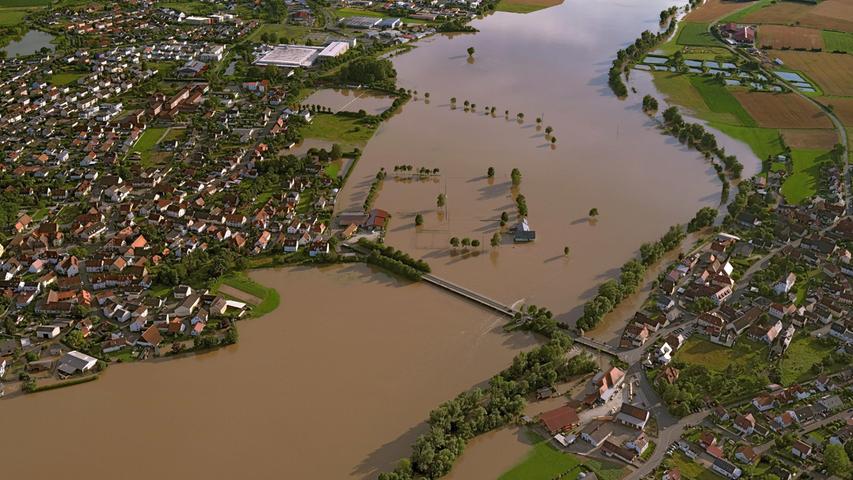 Auch zwischen Adelsdorf (oben) und dem Örtchen Aisch waren weite Flächen überflutet. 