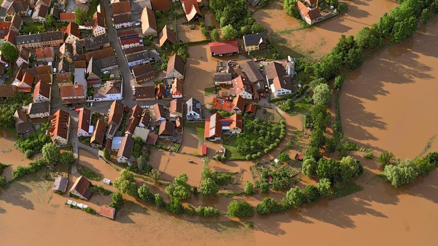 Die Aisch überschwemmte nicht nur Wiesen, sondern teilweise auch Wohngebiete und landwirtschaftliche Anwesen, wie hier in Uehlfeld.  
