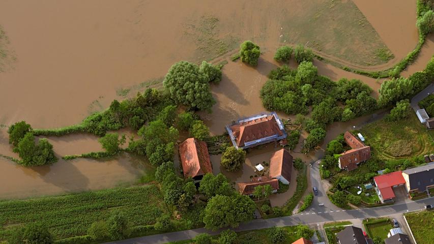 Sehr früh wurde auch das Gelände der Sterpersdorfer Mühle von der Aisch überflutet. Da die Gebäude gut gesichert wurden, drang wenig Wasser ein. Die Besitzer wurden mit dem Schlauchboot in Sicherheit gebracht. 