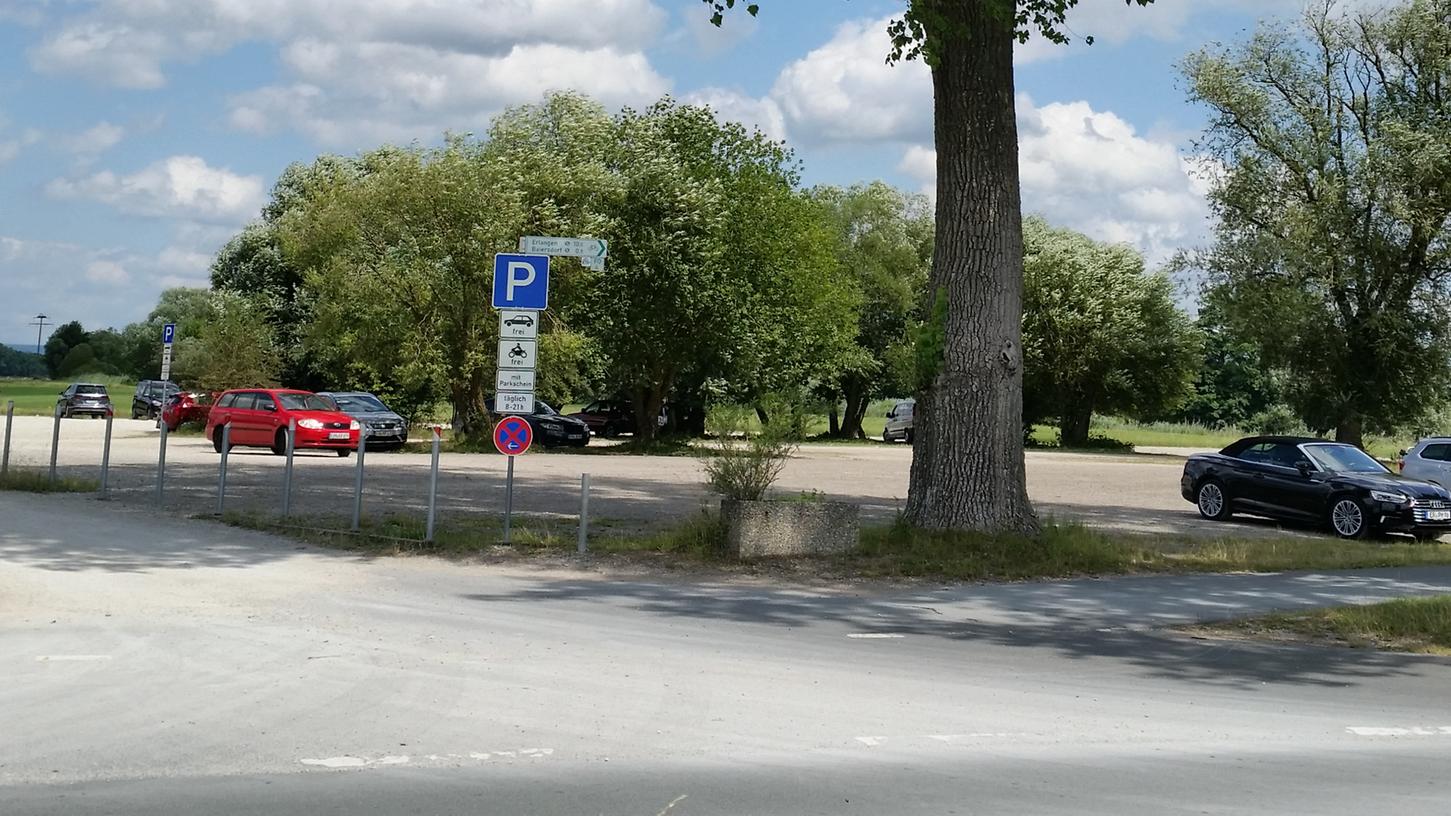 Der Baiersdorfer Ausee-Parkplatz ist nicht immer so leer: Die Parkgebühren wurden nun teils drastisch erhöht.