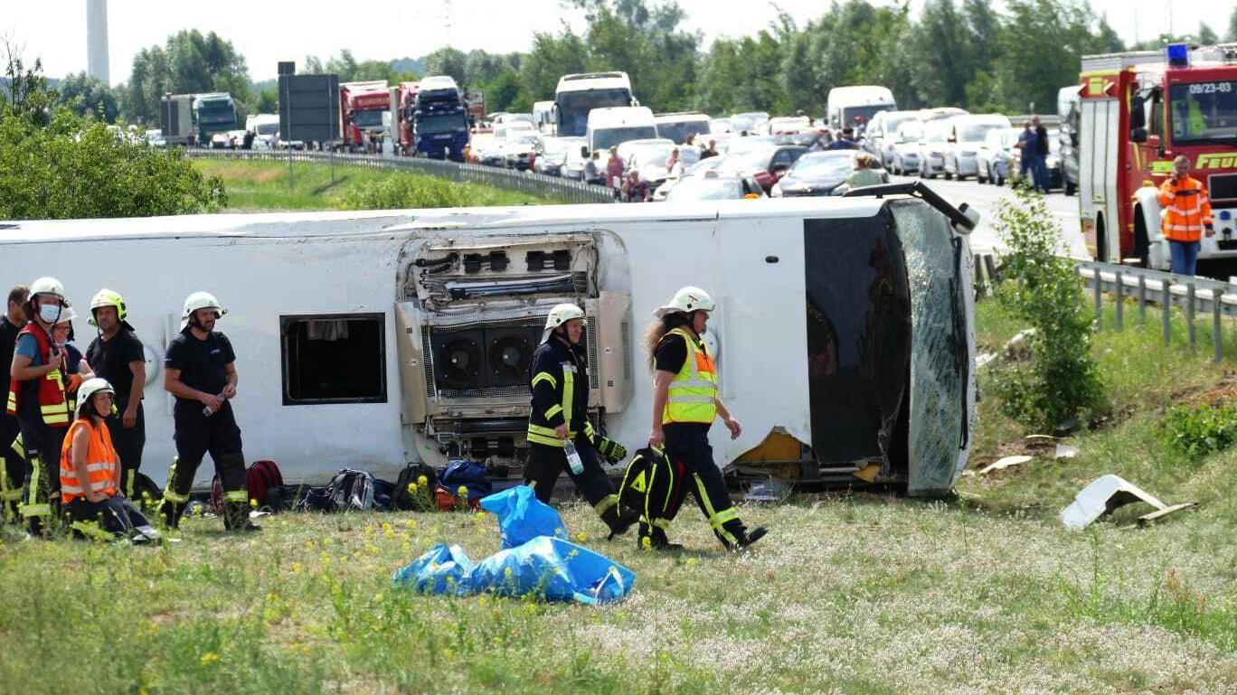 Bei einem Reisebusunfall auf der A13 bei Schönwald in Brandenburg sind 19 Menschen verletzt worden, davon 9 schwer. Das teilten Polizei und Feuerwehr am Freitag mit.