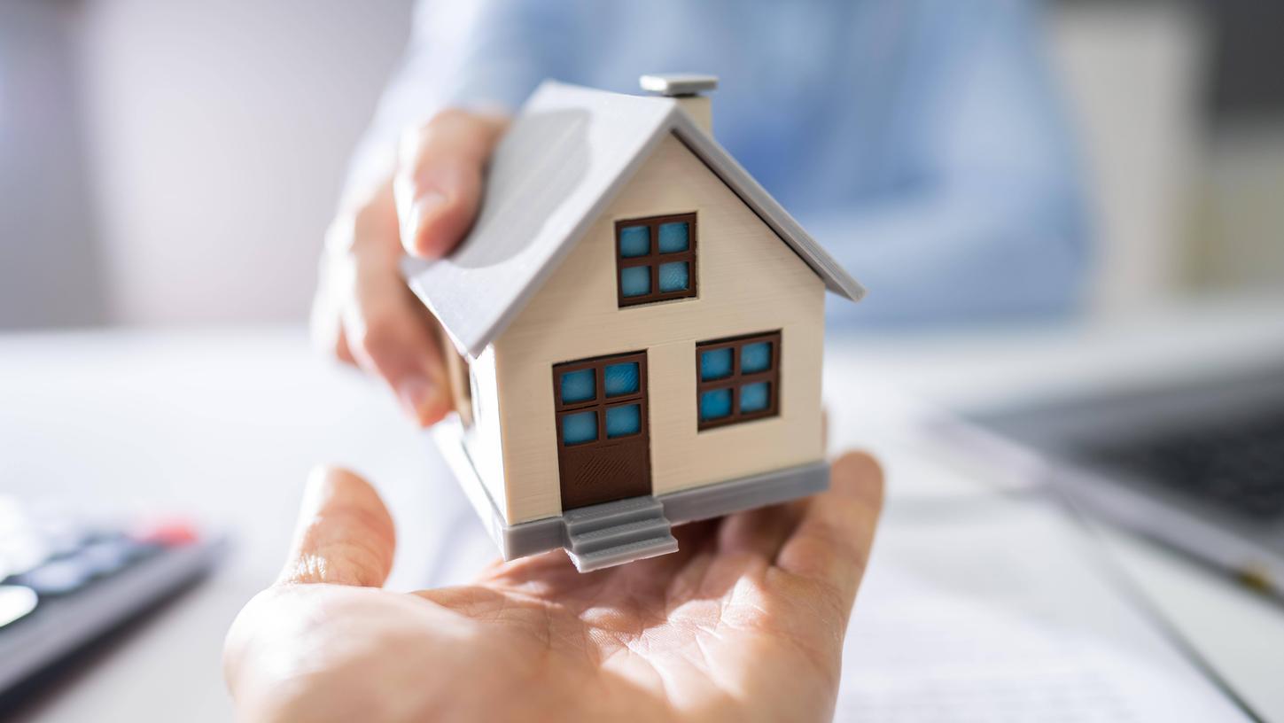 Geben mit warmer Hand: Wer sich zu Lebzeiten zum Verschenken von Geld, Sachwerten und Immobilien entschließt, erlebt meist, was aus dem Präsent wird. Geben mit warmer Hand: Wer sich zu Lebzeiten zum Verschenken von Geld, Sachwerten und Immobilien entschließt, erlebt meist, was aus dem Präsent wird.