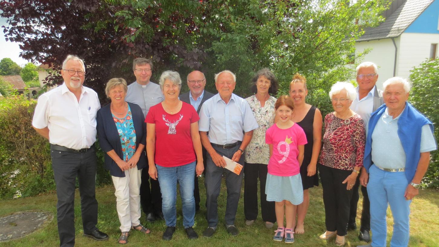 Zum 90. Geburtstag gratulierten Richard Welzel neben den nächsten Verwandten unter anderem auch 2. Bürgermeister Norbert Gradl für die Stadt Auerbach, Pater Marek Flasinski für die Pfarrgemeinde, der frühere Rektor der Pegnitzer Sammet-Schule, Helmut Graf, und Ute Nickel vom MTV Pegnitz.