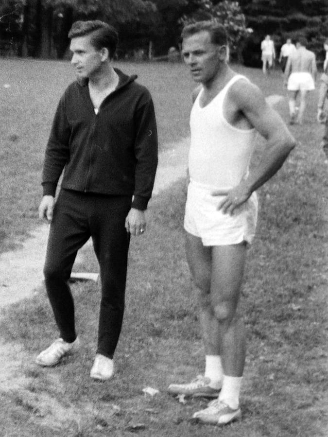 Viele Jahre lang räumten Richard Welzel (r.) und sein zehn Jahre jüngerer Bruder Horst (l.) bei Sportwettkämpfen Siege in Serie ab, hier im Jahr 1967 am Schloßberg.