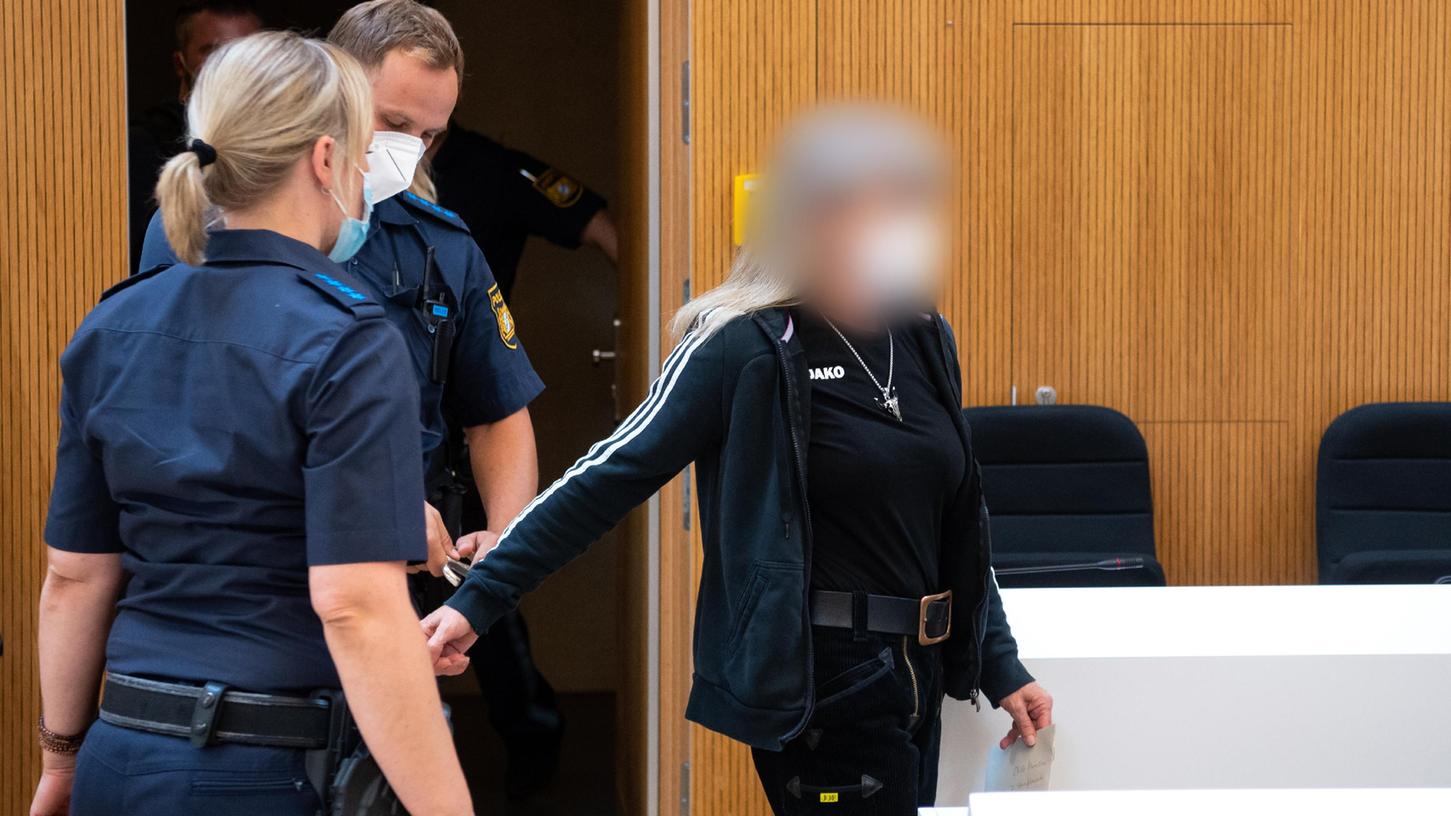 Muss für sechs Jahre in Haft: Susanne G. wird in den Saal des Oberlandesgerichts München geführt.
Muss für sechs Jahre in Haft: Susanne G. wird in den Saal des Oberlandesgerichts München geführt.