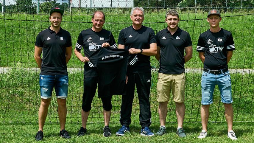 Die Fußball-Führungsriege der SG Nennslingen/Bergen mit dem neuen Trainer Gerd Hilbert in der Mitte.
Die Fußball-Führungsriege der SG Nennslingen/Bergen mit dem neuen Trainer Gerd Hilbert in der Mitte.