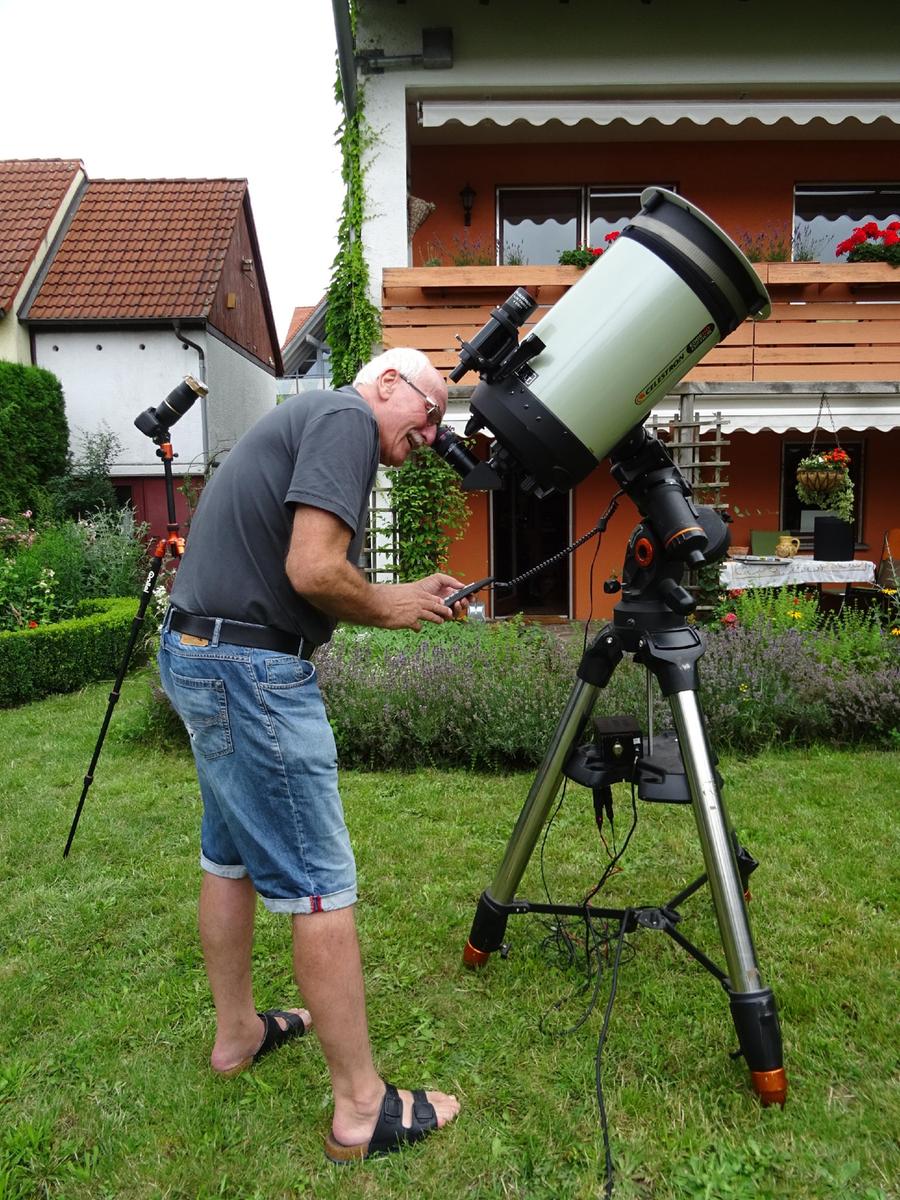 Der Blick durchs Teleskop begeistert den 72-Jährigen.
