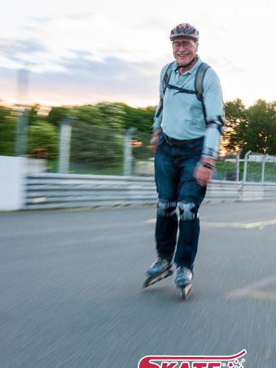 Mit Inline-Skaten hält sich Reinhard Grimmer fit.