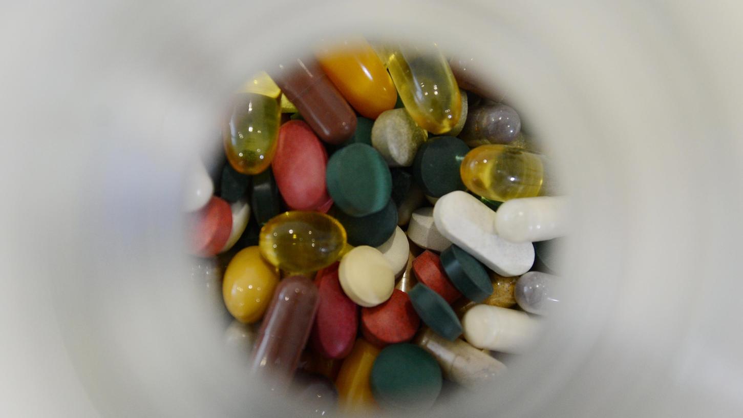 Laut dem Informationsdienst "IQVIA" setzten im Jahr 2022 Apotheken deutschlandweit rund 2,96 Milliarden Euro mit Nahrungsergänzungsmitteln um (Symbolbild). Laut dem Informationsdienst "IQVIA" setzten im Jahr 2022 Apotheken deutschlandweit rund 2,96 Milliarden Euro mit Nahrungsergänzungsmitteln um (Symbolbild).