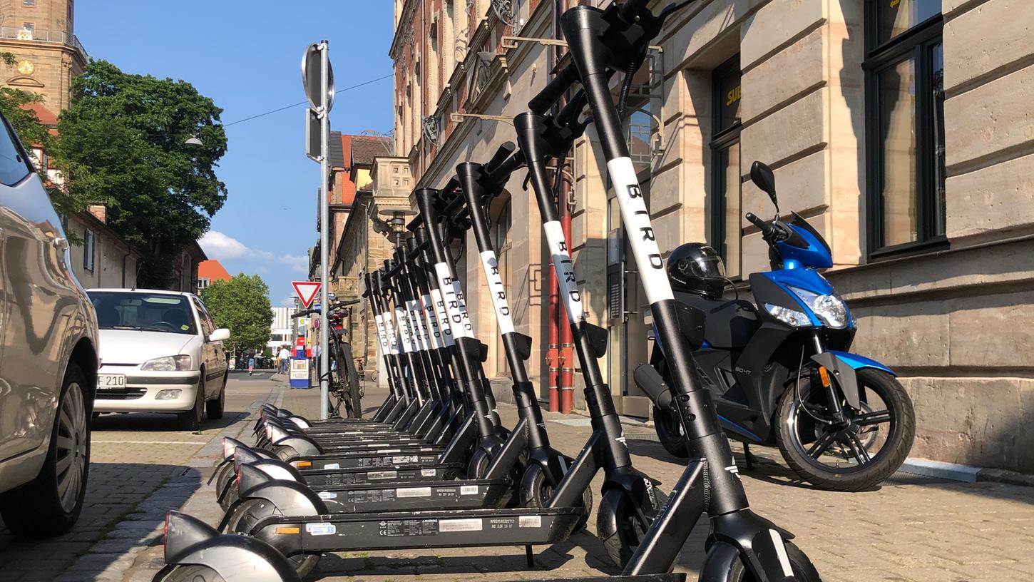 Parkende E-Scooter in Erlangen.
Parkende E-Scooter in Erlangen.