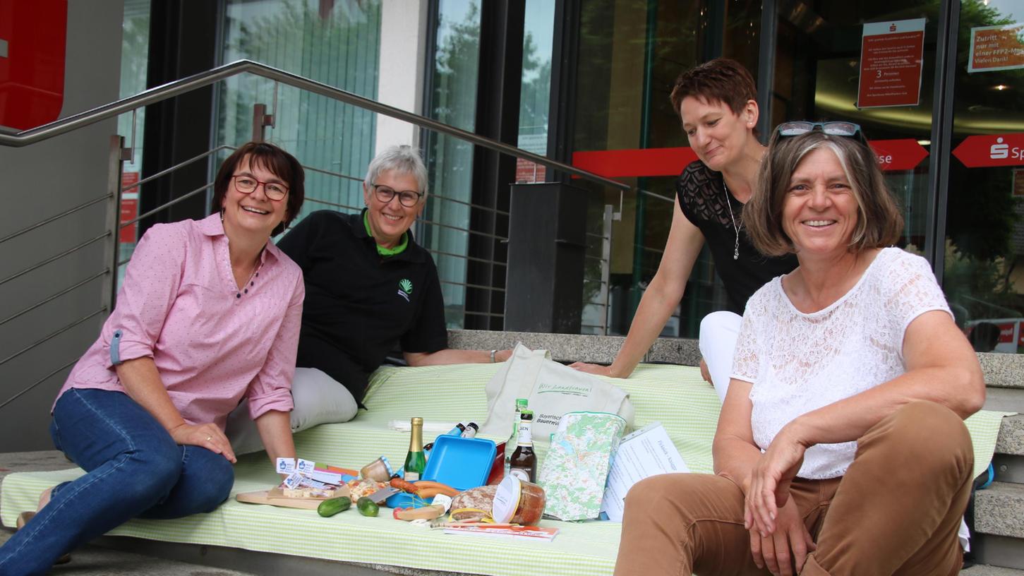 Umtriebiges Vorstandsteam des hiesigen Landfrauen-Krewisverbands. Helga Horrer (re.) und Inge Schuler (li) sowie die Vorstandskolleginnen Irene Lindner (2.Reihe li.) und Susanne Gagsteiger (2.Reihe re.). gemeinsam haben sie jetzt eine regionale Picknick-Tasche geschnürt. Umtriebiges Vorstandsteam des hiesigen Landfrauen-Krewisverbands. Helga Horrer (re.) und Inge Schuler (li) sowie die Vorstandskolleginnen Irene Lindner (2.Reihe li.) und Susanne Gagsteiger (2.Reihe re.). gemeinsam haben sie jetzt eine regionale Picknick-Tasche geschnürt.
