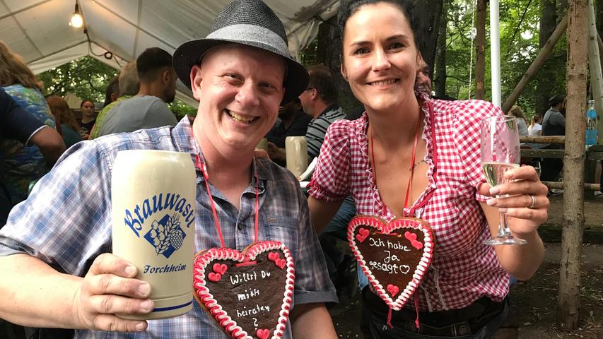 Auf dem Annafest verlobt, nun verheiratet: Forchheimer Traumpaar auf Wolke Sieben