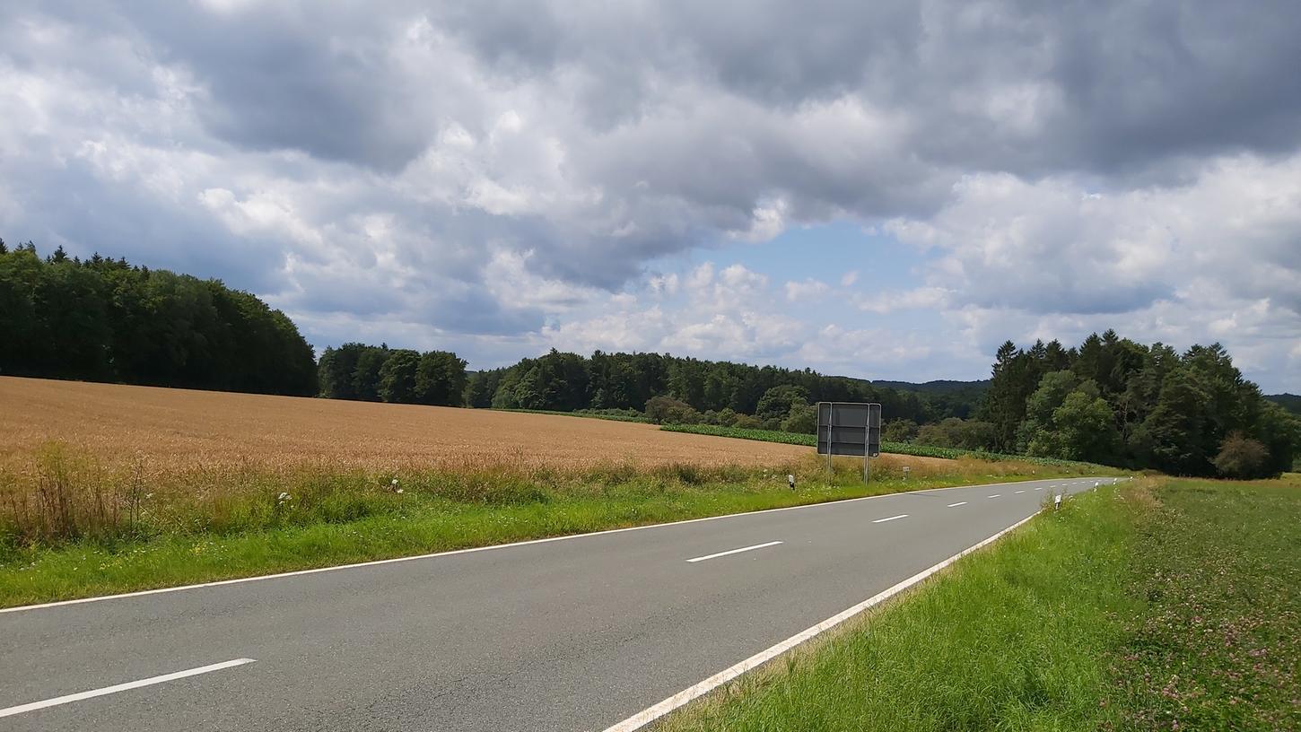 Auf diesem Getreidefeld von Obertrubach aus kommend Richtung Neudorfer Höhe entsteht der Solarpark Obertrubach.