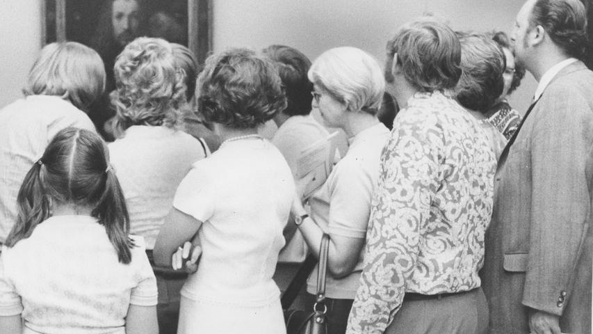 350.000 Besucher haben die gestern zu Ende gegangene Ausstellung "1471 Albrecht Dürer 1971" im Germanischen Nationalmuseum in Nürnberg gesehen. Bei der sehr kurzen Laufzeit von nur knapp zehn Wochen bedeutet das einen Rekordbesuch für europäische Maßstäbe. Hier geht es zum Kalenderblatt vom 2. August 1971: Albrecht Dürer schaffte sogar noch einen Europa-Rekord.