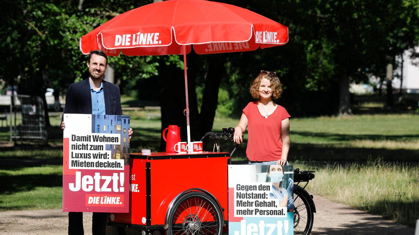 Die Linken-Stadträte Titus Schüller und Kathrin Flach Gomez stellten im Cramer-Klett-Park ihre Kampagne für die Bundestagswahl vor. 
