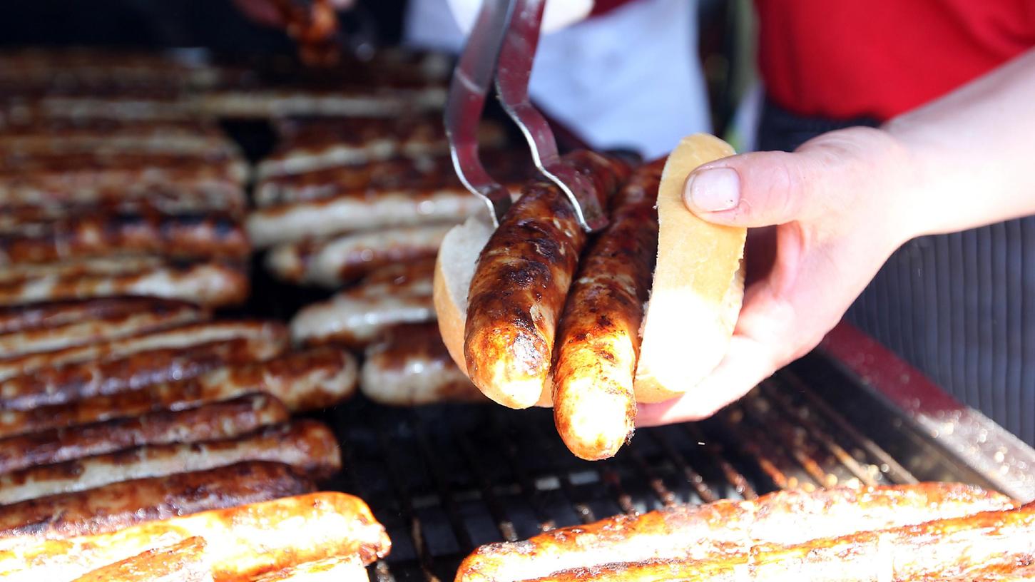 Impfwillige bekamen im südthüringischen Sonneberg eine Bratwurst als Belohnung. 