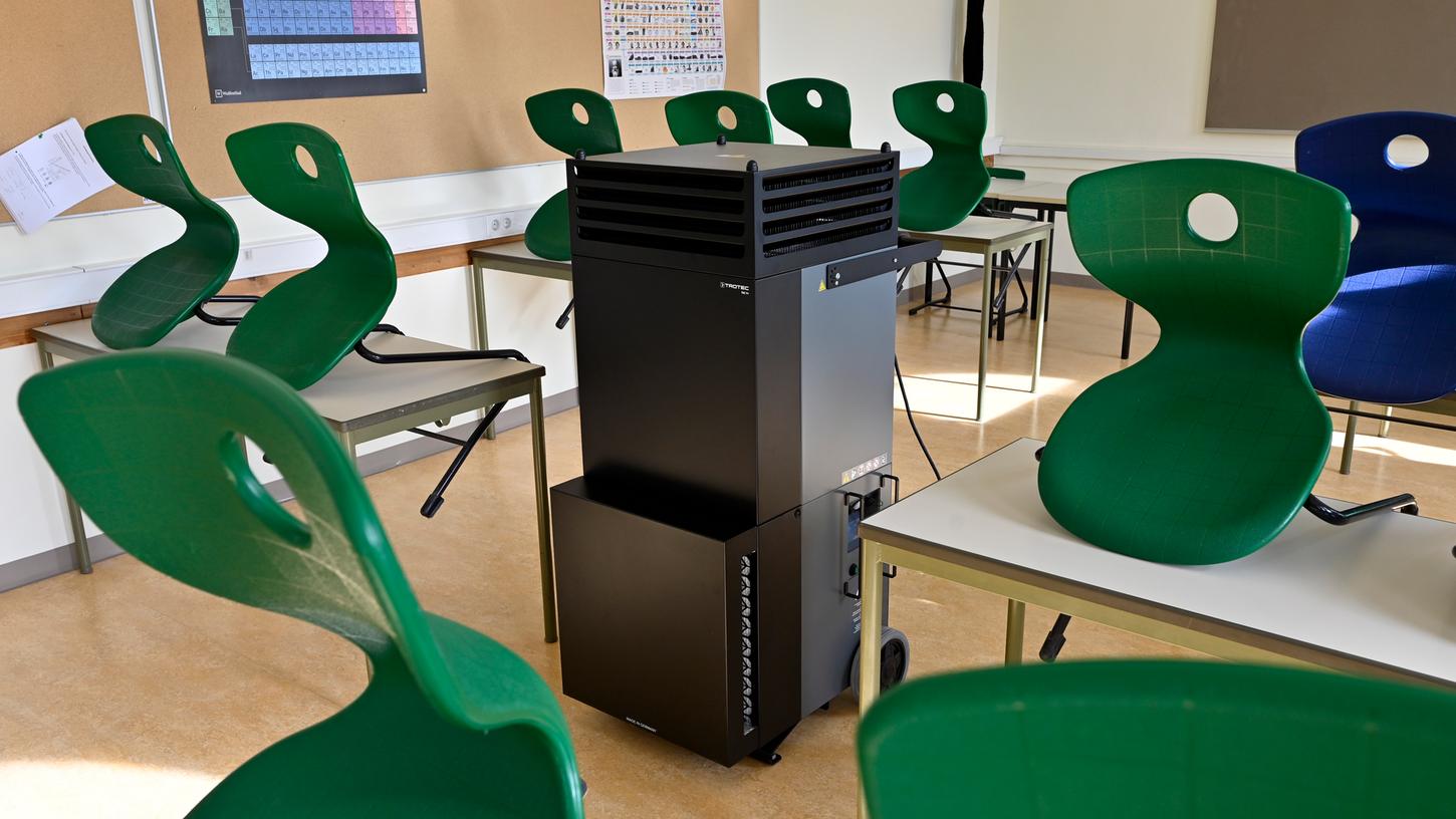 Künftig ständiger Begleiter im Klassenzimmer? Ein Luftfiltergerät, das an Schulen die Corona-Virenlast in der Atemluft verringern soll.