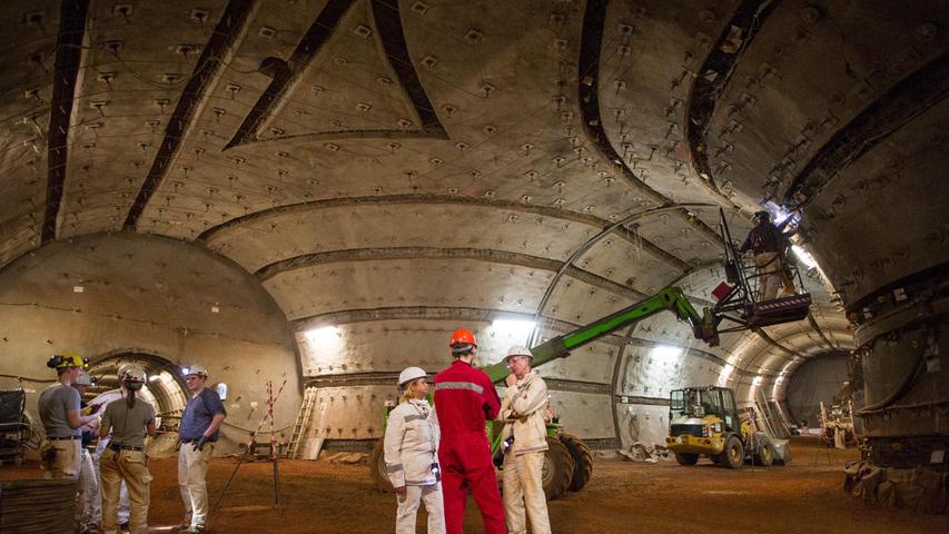 Bergleute stehen im Atomendlager Schacht Konrad in Salzgitter (Niedersachsen). In dem stillgelegten Eisenerzbergwerk wird ein Endlager für schwach- und mittelradioaktiven Atommüll gebaut.