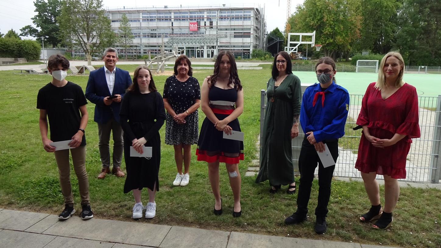 Neumarkt; 28.07.2021; Nie stärker als jetzt; Unter diesem Motto verabschiedete die Erich Kästner Mittelschule am 28.07.2021 ihre diesjährigen Abschlussklassen; Foto: Petra Weigl Neumarkt; 28.07.2021; Nie stärker als jetzt; Unter diesem Motto verabschiedete die Erich Kästner Mittelschule am 28.07.2021 ihre diesjährigen Abschlussklassen; Foto: Petra Weigl